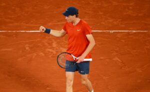 roland garros afunila e tem sinner, alcaraz e tsitsipas na reta final: onde e quando assistir