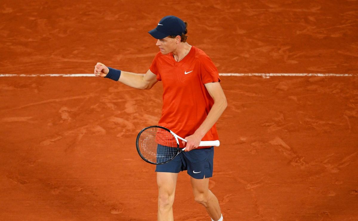 roland garros afunila e tem sinner, alcaraz e tsitsipas na reta final: onde e quando assistir