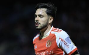 palmeiras finaliza contrato com internacional para oficializar a compra de maurício