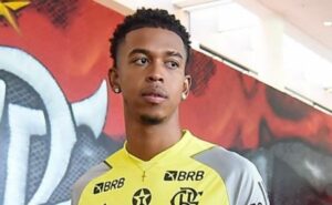 carlinhos recebe decisão sobre futuro no flamengo e será inscrito na libertadores
