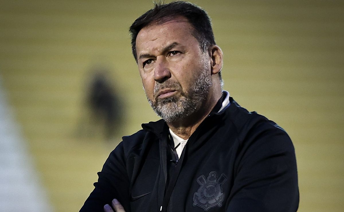 augusto melo está devendo direitos de imagem por 2 meses ao elenco do corinthians