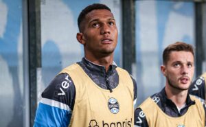 adriel no corinthians? grêmio aponta diferença de salários para confirmar troca por pedro raul