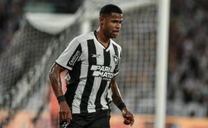 cruzeiro é provocado por botafogo em anúncio da renovação de júnior santos