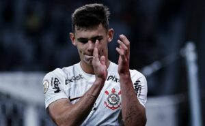 em meio à crise, corinthians tenta estender empréstimo de gabriel moscardo até o fim do ano