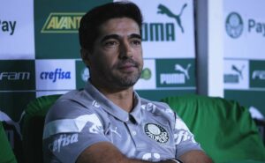 abel ferreira presentei Álvaro pacheco com um vinho após derrota do vasco no allianz