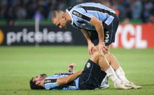 diego costa sai machucado em empate do grêmio e revela local da lesão