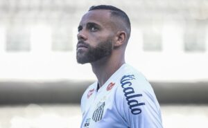 guilherme volta a treinar com elenco do santos após ausência no ct rei pelé
