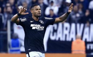 em noite dos irmãos romero, júnior santos rouba a cena em vitória do fogão fora de casa