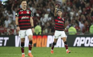 com dois gols de luiz araújo, flamengo vence e segue líder do brasileirão; veja as reações