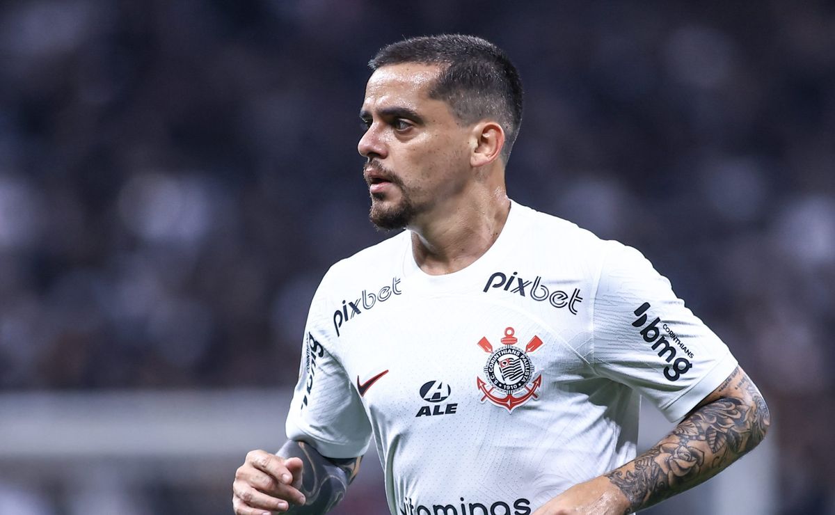 fagner segue tratamento de lesão em dia de folga no corinthians