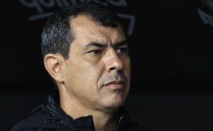 corinthians faz contato com fábio carille, do santos; multa alta pode impedir acordo