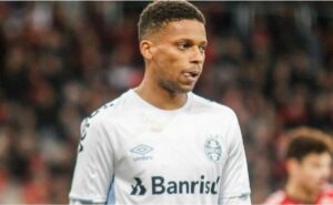 andré balada relembra atraso de salário no vasco e canta música 'provocativa': "não paga há muito tempo"