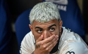 chapéu chegando: santos e grêmio entram na briga com o verdão por gabigol