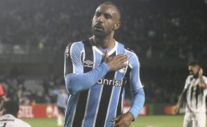 torcida do grêmio não aprova partida de galdino contra o huachipato: "perdeu muitos gols"