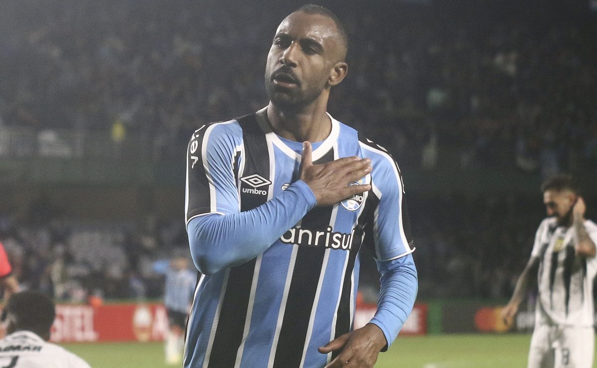 torcida do grêmio não aprova partida de galdino contra o huachipato: "perdeu muitos gols"