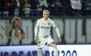 saravia, titular do atlético mg, se torna destaque do brasileirão; veja estatísticas do lateral