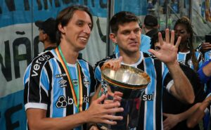 grêmio: torcedores desaprovam renovação com geromel e criticam guerra por trabalho da diretoria