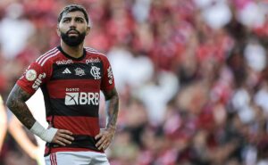 com possibilidade de deixar o flamengo, gabigol é ovacionado pela torcida ao entrar no jogo 