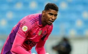 r$ 5 milhões: flamengo expõe exigência por hugo souza e santos pede opção de compra para fechar negociação