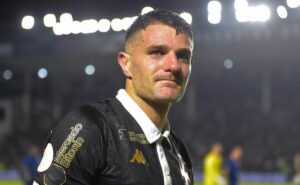 vegetti se revolta após goleada e cobra elenco do vasco no vestiário