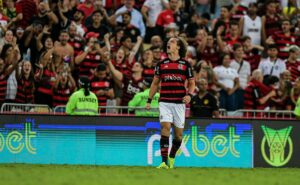 flamengo bate bahia nos acréscimos e assume a liderança do brasileirão; veja atuações