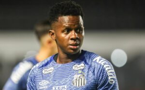 faxina no ct: santos rescinde com cazares e também dispensa lateral direito cadu