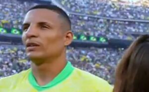 guilherme arana ‘pula’ parte que cita ‘cruzeiro’ no hino em jogo da seleção brasileira e gera reações