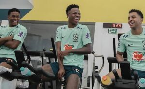 mourinho considera atacante da seleção brasileira como o favorito à bola de ouro