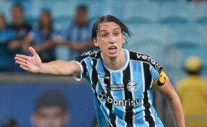 grêmio avança na renovação de geromel e novo contrato é exposto pelo staff do zagueiro