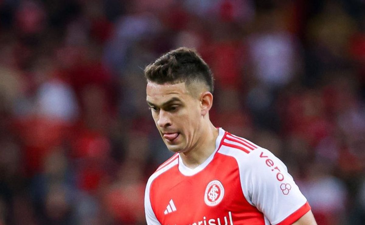 internacional tem pênalti anulado por falta de borré e torcedores criticam: "uma vergonha"