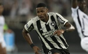 junior santos crava de novo e garante a liderança para o botafogo