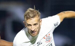 pedro henrique treina no corinthians e pode jogar contra o palmeiras