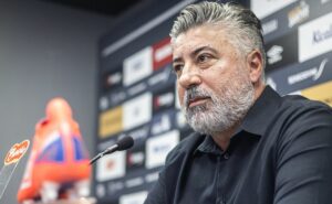 novo centroavante: santos de alexandre gallo está trazendo goleador da série a