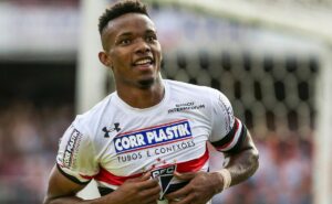 treinador do são paulo: zubeldía fala sobre a reunião com thiago mendes: "tomara que dê certo"
