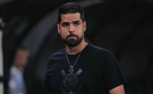 volante alvo do corinthians conversa com elenco e fica perto de assinar contrato