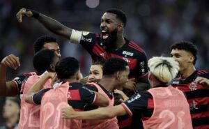 flamengo vence o fluminense no maracanã, e se mantém na liderança do brasileiro