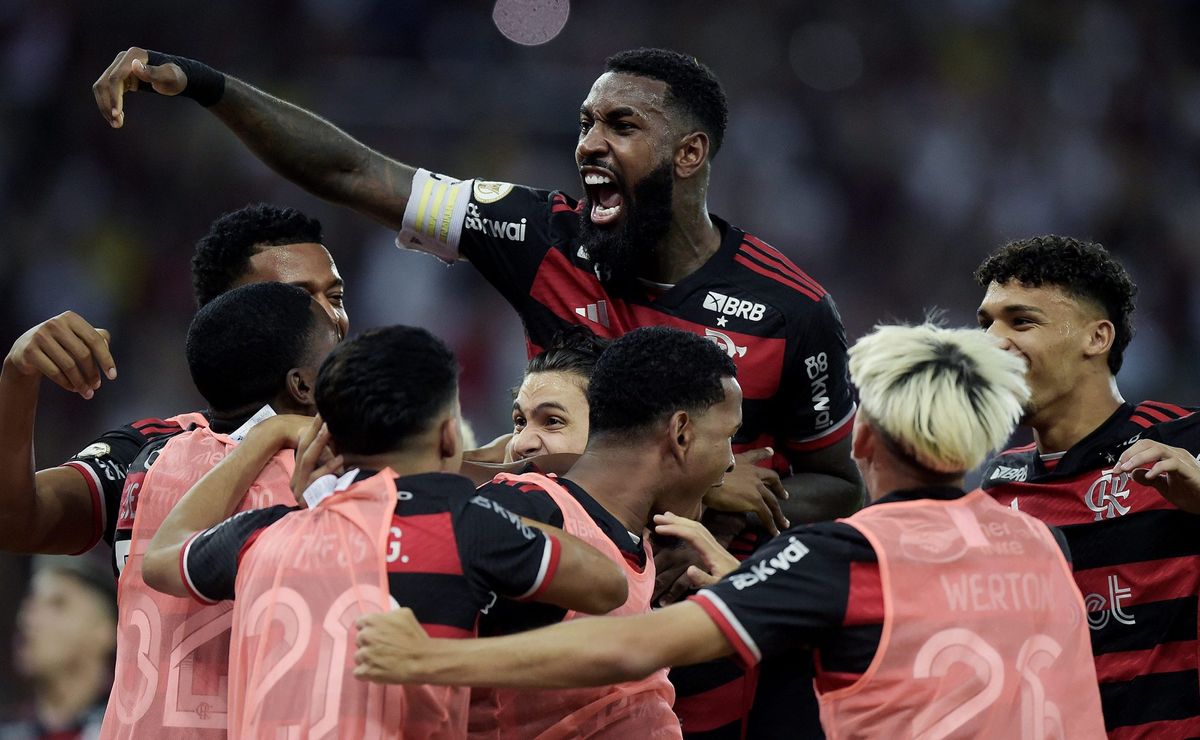 flamengo vence o fluminense no maracanã, e se mantém na liderança do brasileiro