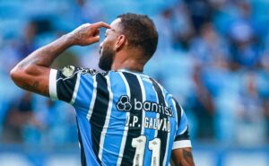 “sentaram nas desculpas”: torcida do grêmio não perdoa e critica jp galvão após empate