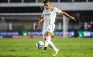 rodrigo ferreira vai mal e torcida do santos critica diretoria em derrota: "liberou jp chermont"