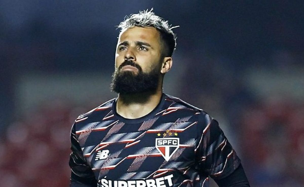 zubeldía toma decisão sobre jandrei no são paulo após nova falha e goleiro segue como titular
