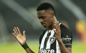 jeffinho, atacante do botafogo, registra boletim de ocorrência contra o resende, seu ex clube￼