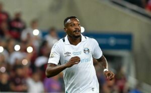grêmio é derrotado pelo flamengo e possível titularidade de edenílson repercute: “gols inúteis”