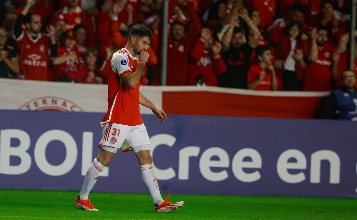 em classificação complicada, torcedores reclamam de pênalti não marcado no fim do primeiro tempo: “juiz perdido” 