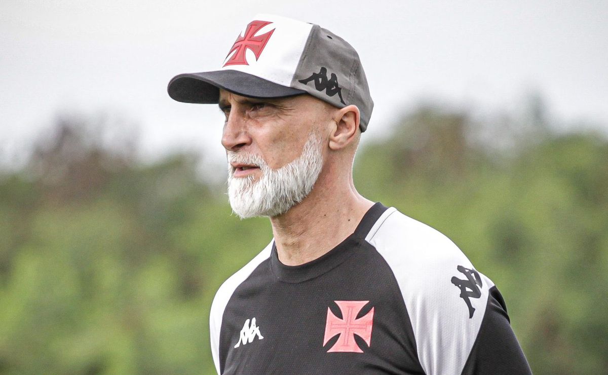 vasco de Álvaro pacheco já levou 58 chutes a gol em 2 jogos e situação liga o sinal de alerta em são januário