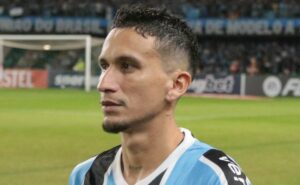 “motorzinho”: em vitória do grêmio, dodi é elogiado, mas recebe terceiro amarelo