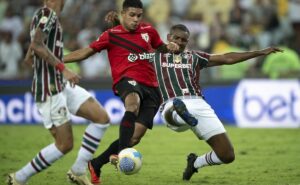 atlético go vira no último lance e afunda fluminense em crise