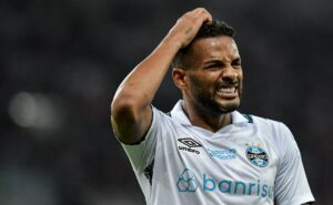 reinaldo critica arbitragem após derrota do grêmio: "não tem critério"