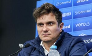 pressão, críticas e mais: antônio brum tem situação exposta no grêmio após crise instalar no clube