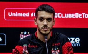 lucas kal, do atlético go, revela principal motivação contra o corinthians: “focar sempre no campo”