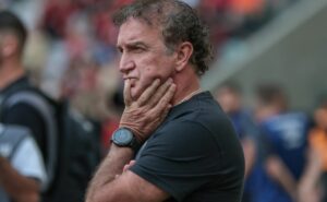 assessoria de cuca nega ida ao cruzeiro, mas não descarta saída do athletico